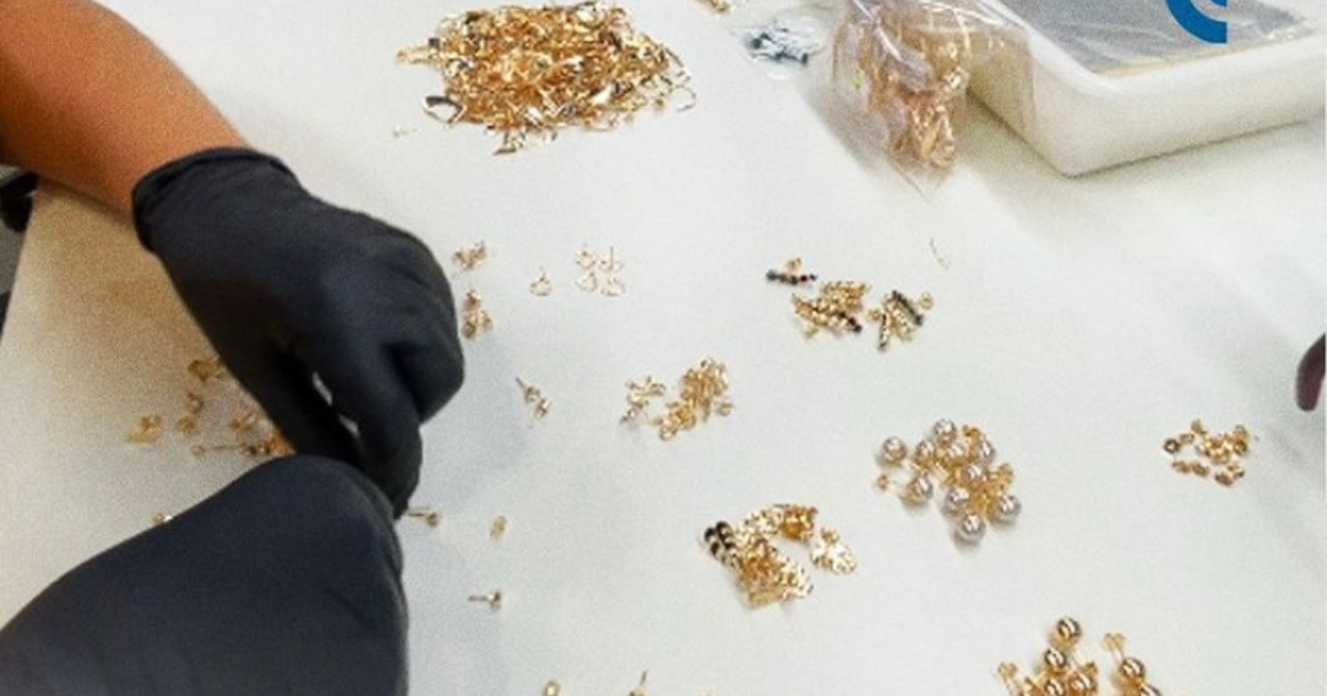 Processo de separação das peças para o banho de ouro na galvanoplastia.